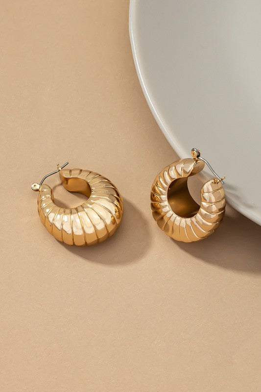 Lightweight puffy clam shell pattern hoop earrings online exclusive